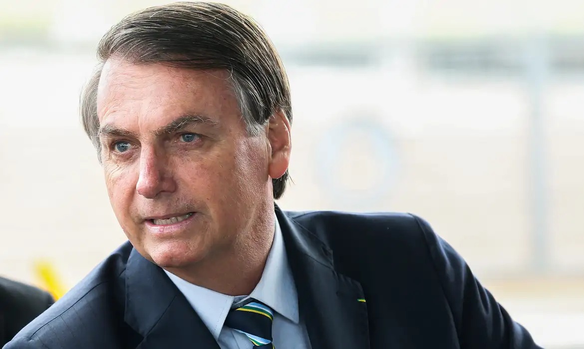 Polícia não indicia Bolsonaro e responsabiliza militar por arma apreendida