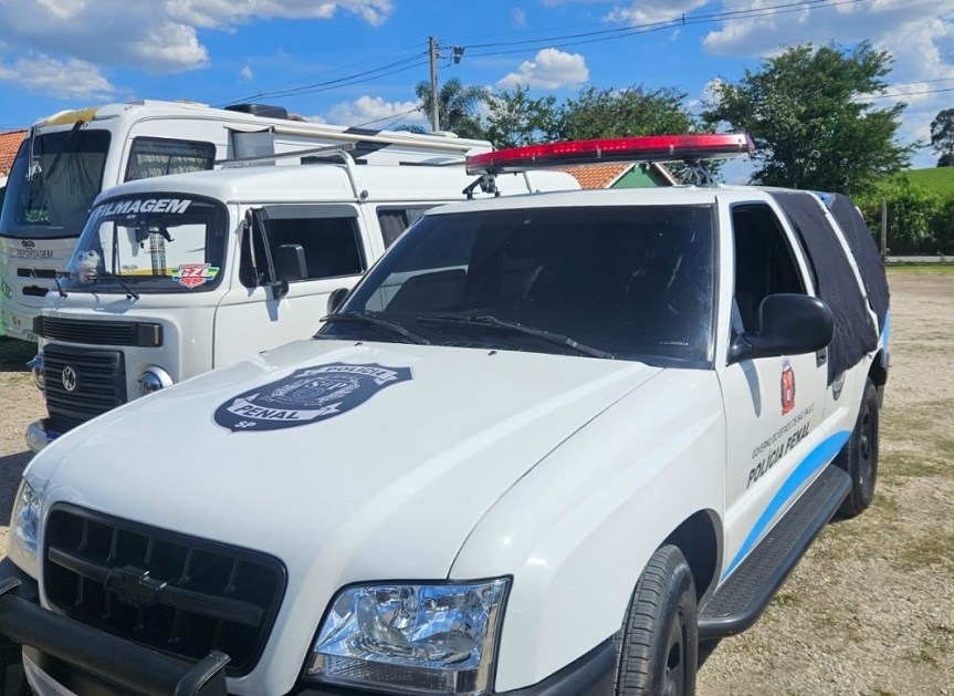 Viatura "fake" da Polícia Penal estacionada perto da Penitenciária de Tremembé