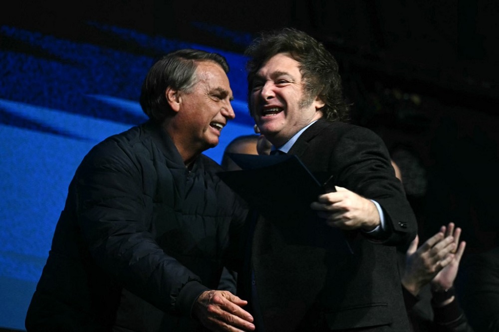 Bolsonaro se compara a Milei, faz elogios e agradece presidente argentino por receber foragidos do 8/1