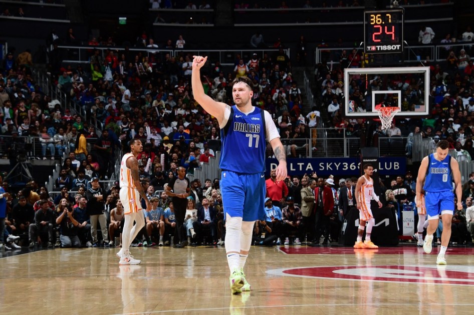 Doncic reage durante o jogo contra o Atlanta Hawks