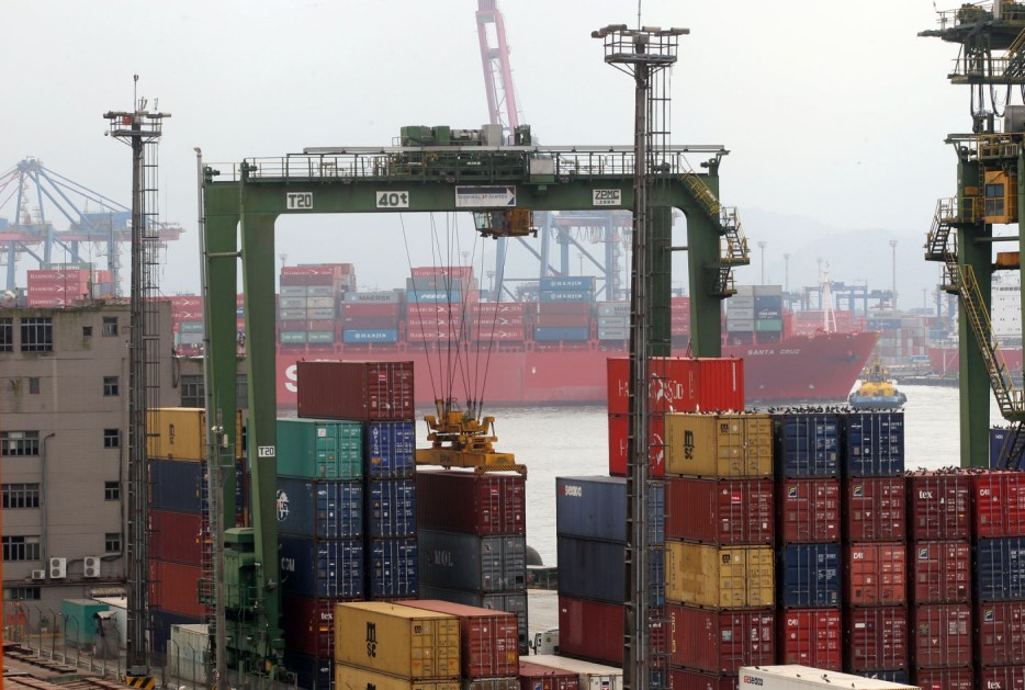 Conteineres empilhados no Porto de Santos