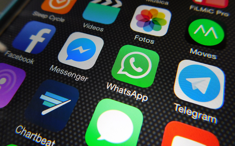 Austrália aprova lei que proíbe uso de redes sociais por crianças e adolescentes