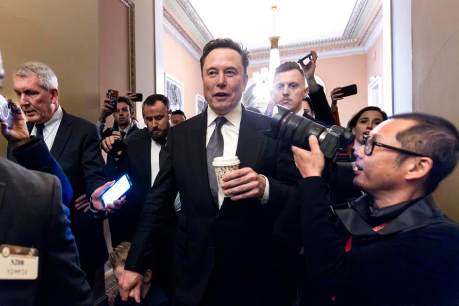 O empresário norte-americano Elon Musk (C), escolhido pelo presidente eleito Donald Trump para liderar o recém-criado Departamento de Eficiência Governamental (DOGE), deixa uma reunião com o próximo líder da maioria no Senado, John Thune, no Capitólio dos Estados Unidos, em Washington