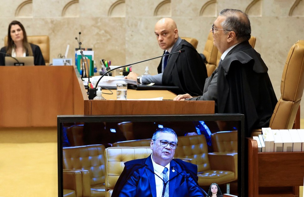 Os ministros Flávio Dino e Alexandre de Moraes em sessão extraordinária do STF