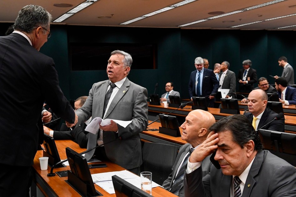 Izalci Lucas (PL-DF) conversa com parlamentares. Participam: senador Confúcio Moura (MDB-RO); deputado Domingos Sávio (PL-MG).