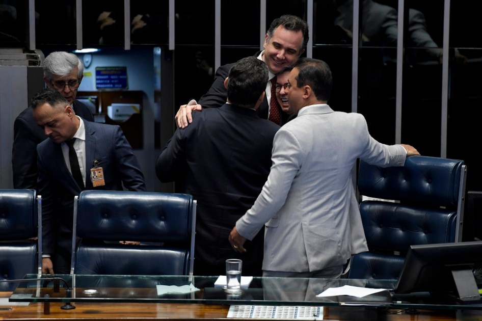 Senadores comemoram após promulgação da PEC do Ajuste Fiscal
