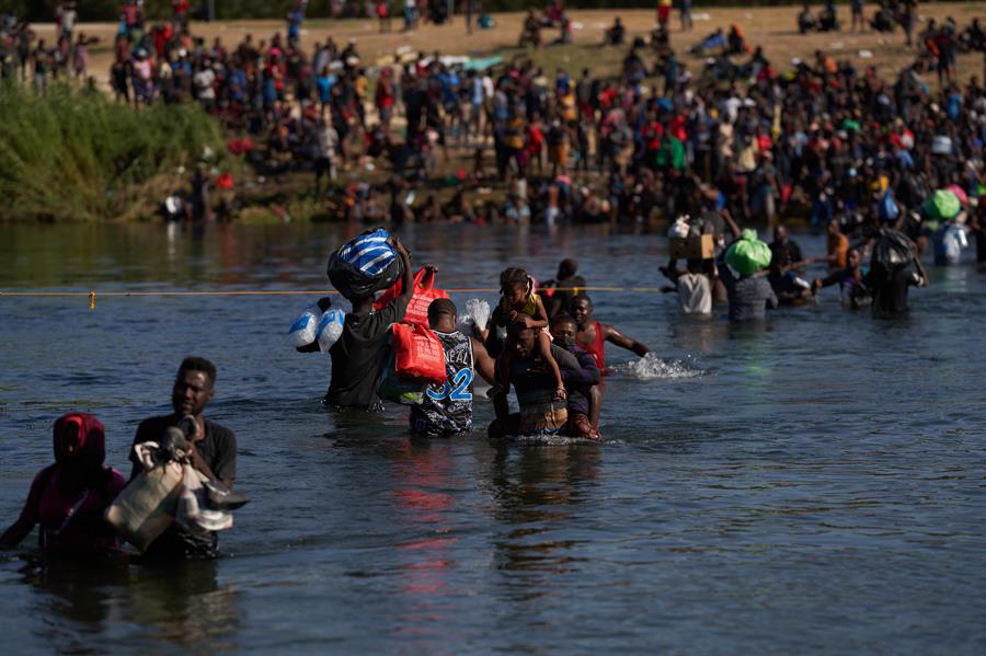 pessoas atravessando rio nos eua