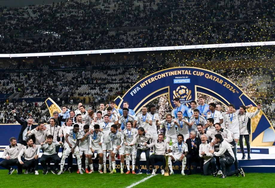 Equipe do Real Madrid celebra com o troféu após vencer a final da Copa Intercontinental da FIFA 2024 contra o Pachuca