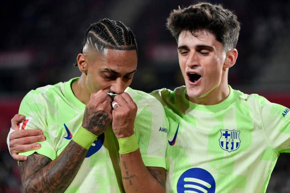 O atacante do Barcelona, Raphinha, comemora com Pau Víctor (à direita) após marcar o terceiro gol contra o Mallorca