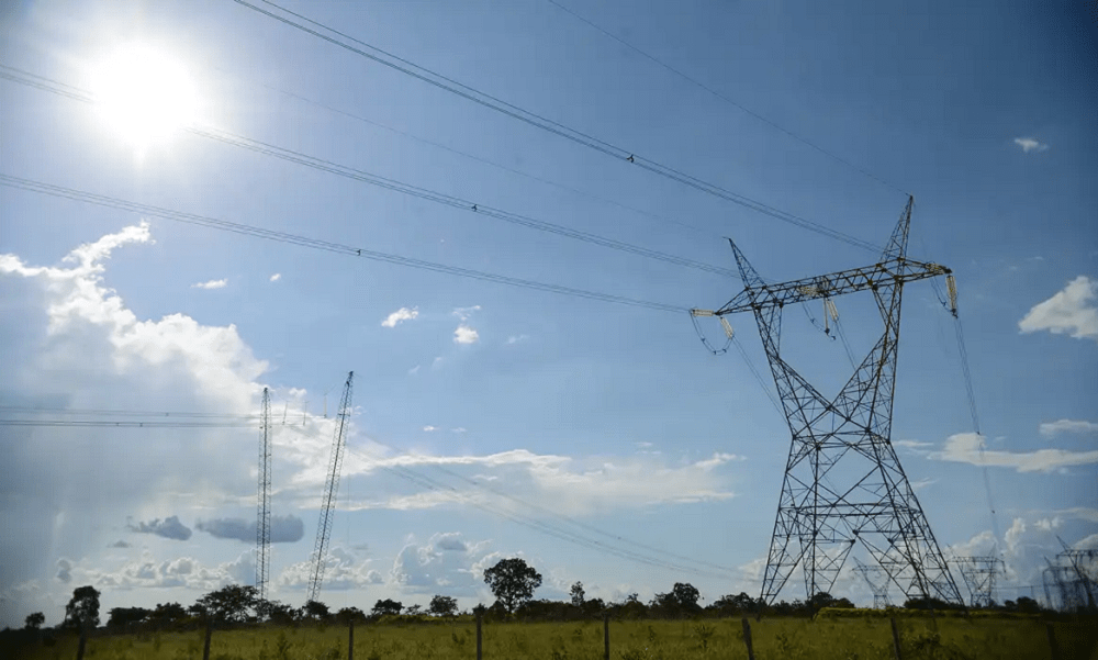 Torres de energia elétrica em um dia ensolarado