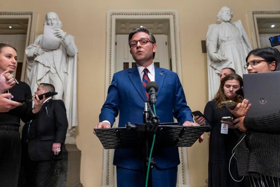 O presidente da Câmara, Mike Johnson, faz declarações à imprensa enquanto a Câmara vota um plano republicano para evitar a paralisação do governo no Capitólio
