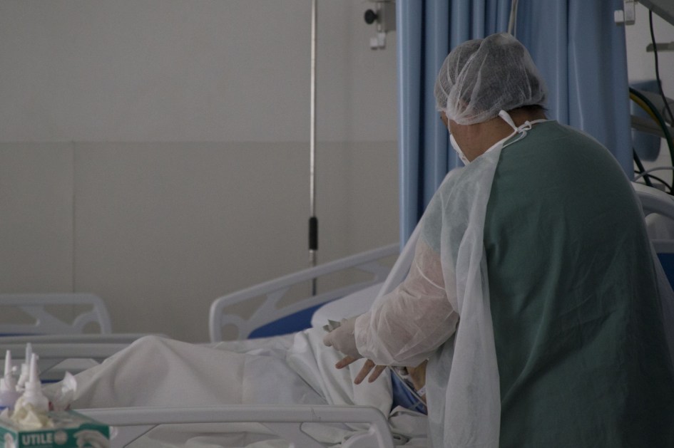 Profissional da saúde cuida de paciente com Covid-19