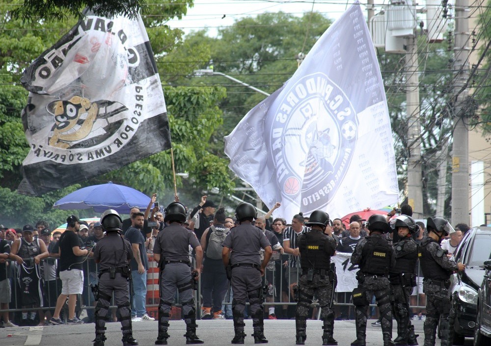 Torcedores do Corinthians protestam contra pedido de impeachment de Augusto Melo e comemoram liminar