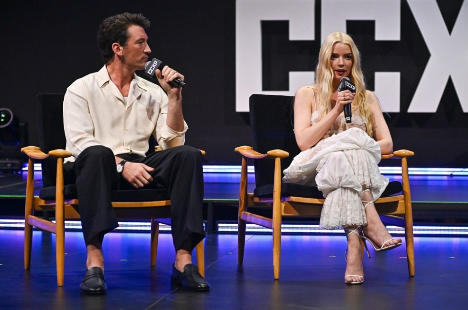 Painel da Apple TV+ com os atores Anya Taylor Joy e Milles Teller, do filme "Entre Montanhas"