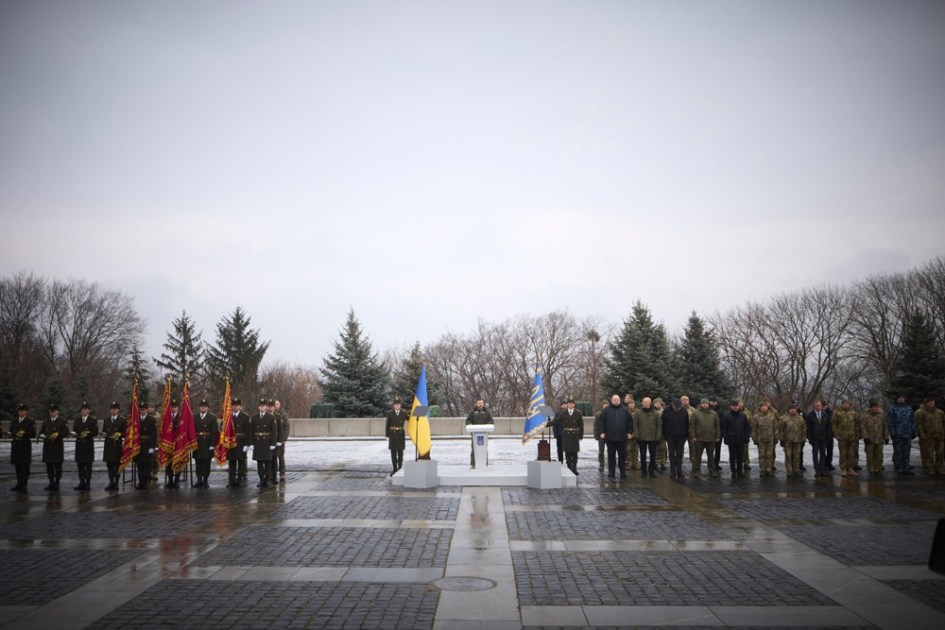 o presidente Volodymyr Zelensky (C) reunido com militares ucranianos para parabenizá-los pelo Dia das Forças Armadas da Ucrânia, em Kyiv, em 06 de dezembro