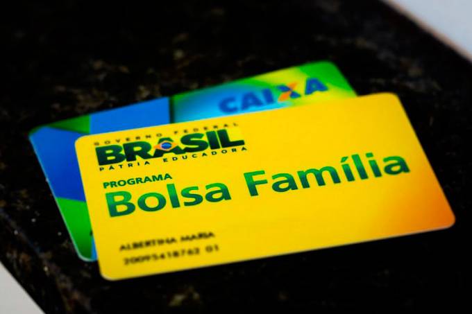 Bolsonaro e Lula aumentaram Bolsa Família a pouco tempo das eleições; compare