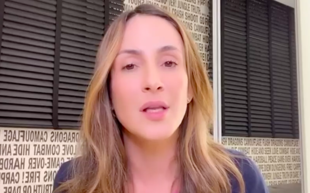 Imagem da cantora Claudia Leitte em sua casa