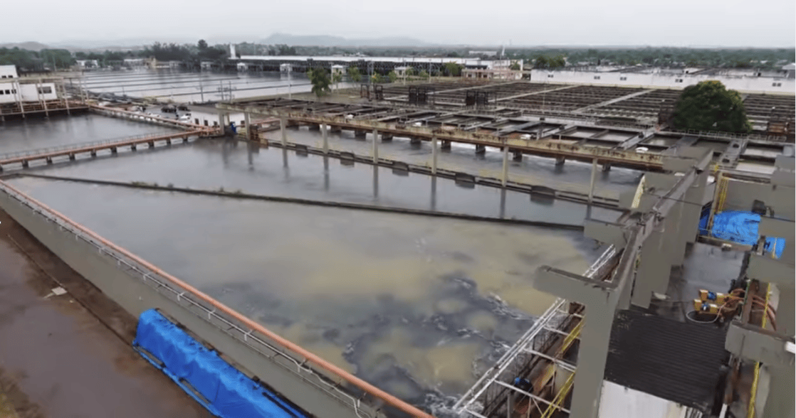 Canos e água em uma estação de tratamento de água da Cedae