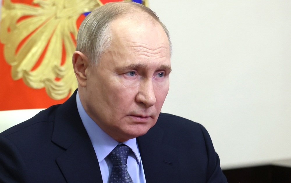 O presidente russo, Vladimir Putin, preside uma reunião com membros do Conselho de Segurança por meio de videoconferência