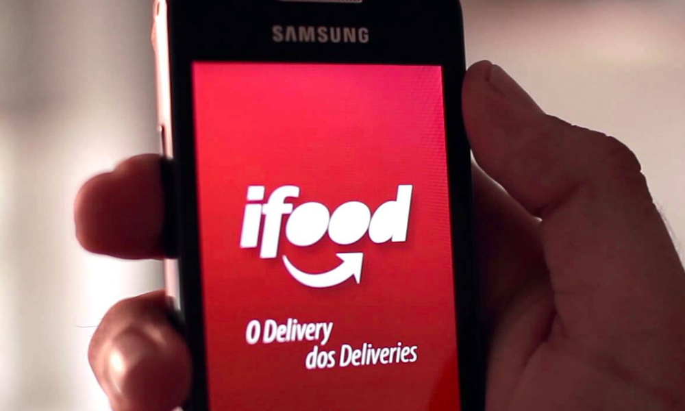 Celular com iFood instalado