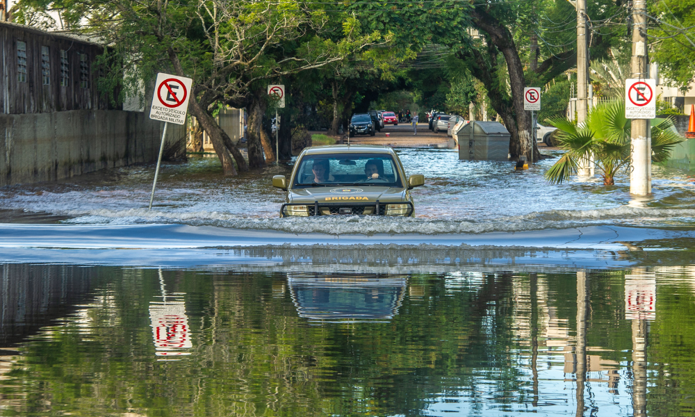 O nível do Lago Guaíba segue afetando o bairro Menino Deus, na região centro-sul de Porto Alegre (RS), nesta quarta-feira, 15 de maio de 2024. Com a trégua da chuva na região, as águas começaram a baixar lentamente hoje, chegando a 5,19 metros no final da manhã. Barcos carregados de água e mantimento prestavam apoio a quem ainda resiste dentro de casas, apartamentos e empresas.
