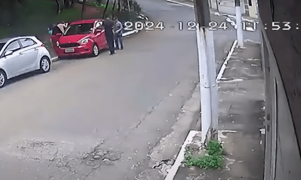 Criminoso (de preto) aborda idoso no bairro da Penha, zona leste de São Pàulo
