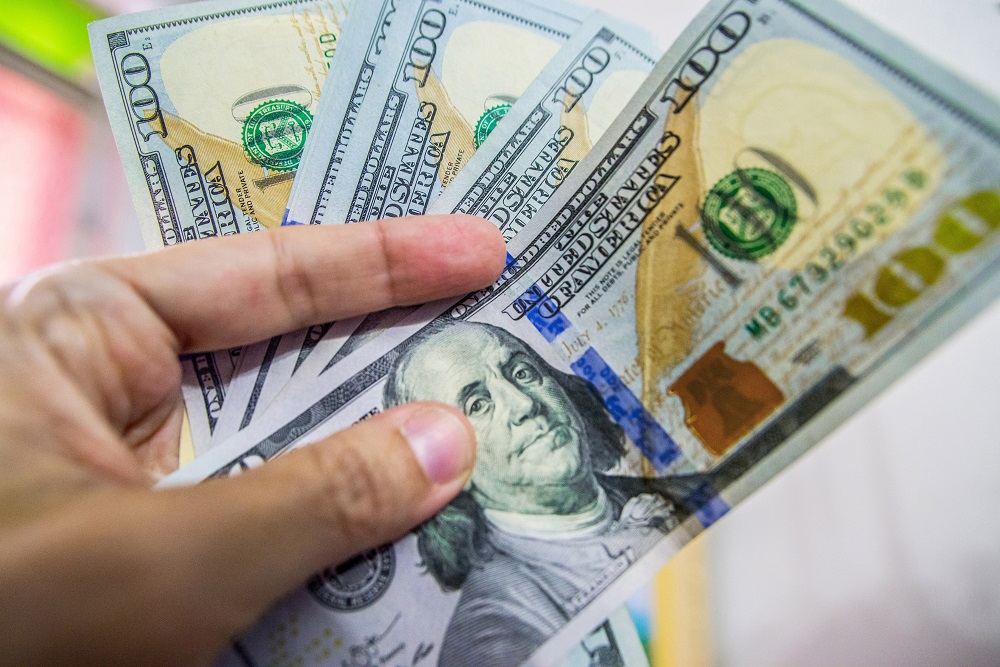 Dólar sobe a R$ 5,76 com Trump e dúvidas sobre o pacote de corte de gastos no país