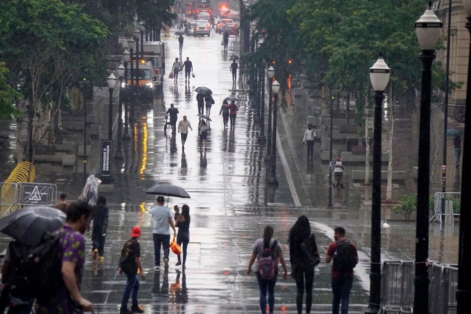 Chuva na tarde deste sábado, 21, na região central de São Paulo.