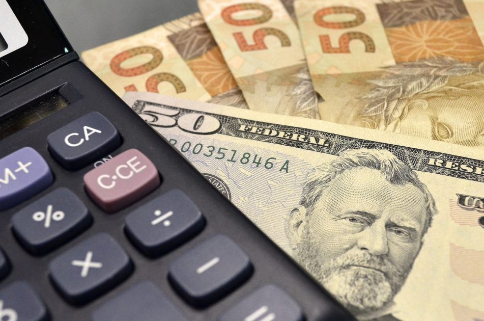 Cédulas de Real e dólar