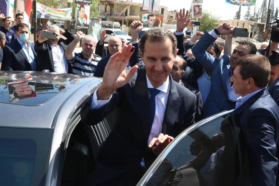 Presidente da Síria, Bashar al-Assad, vota em seção eleitoral na cidade de Duma, nos arredores de Damasco
