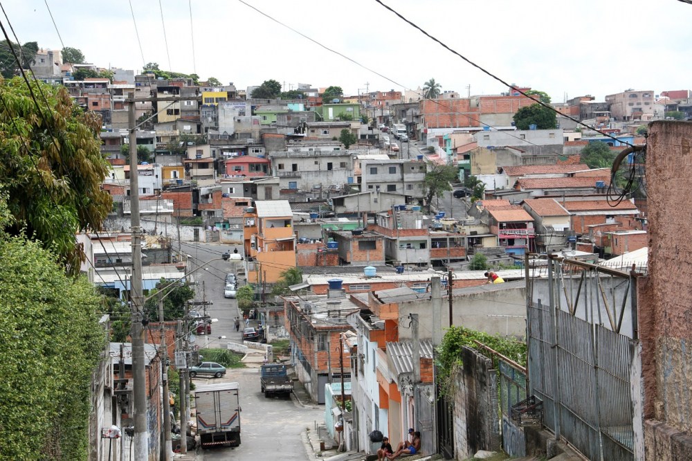 Senado aprova PL que regulariza favelas e áreas de invasão