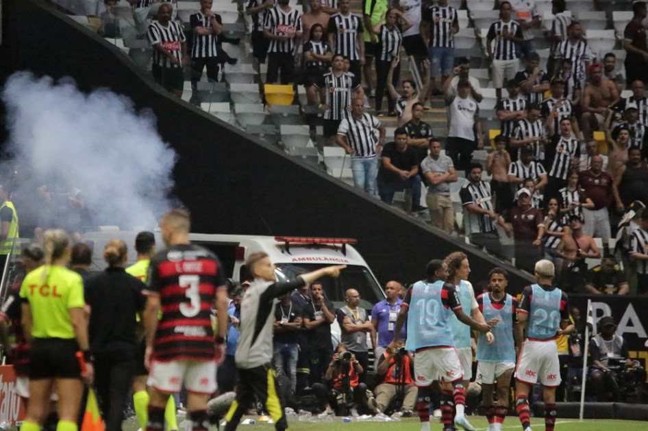 Confusão na torcida do Atlético_MG durante a derrota para o Flamengo na Copa do Brasil