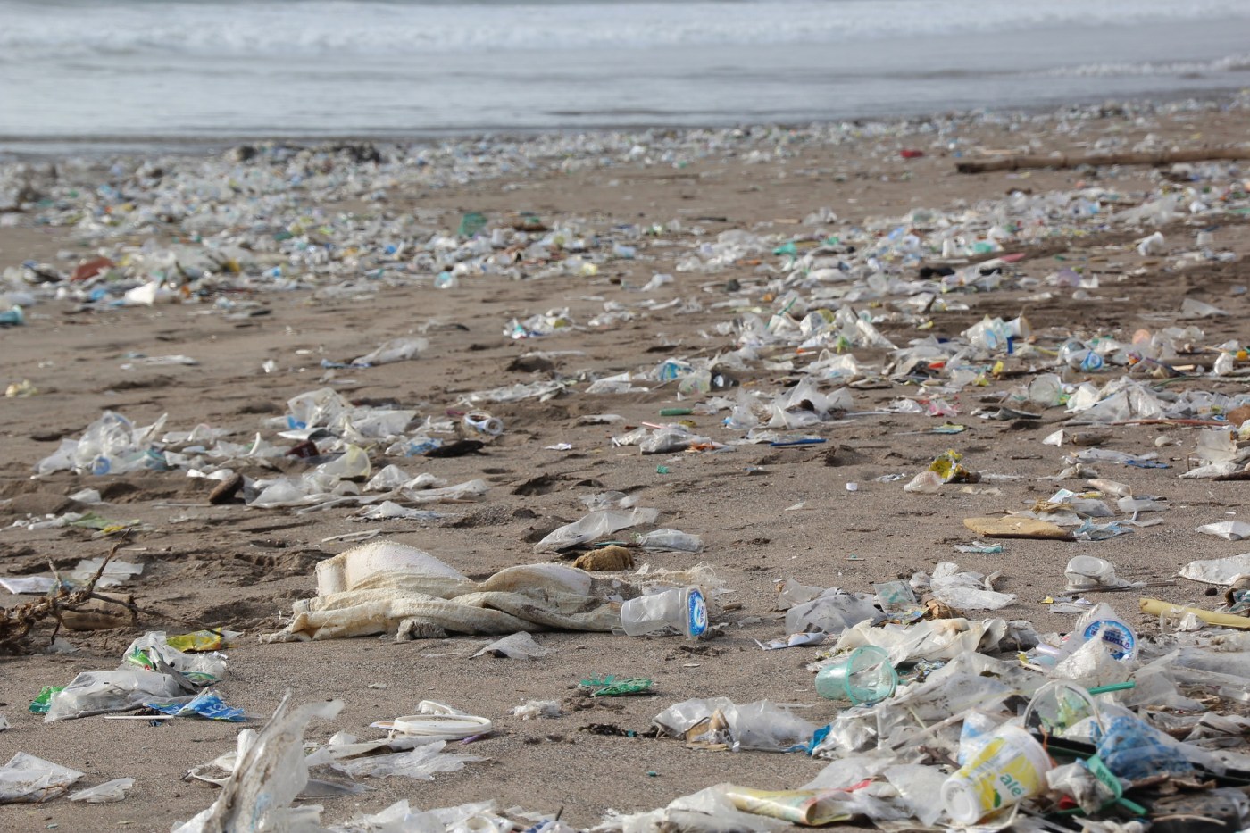 Negociações falham em firmar tratado global contra poluição plástica