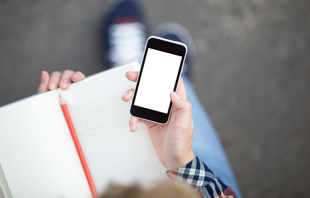 Lei que restringe uso de celulares já é adotada por 92% das escolas