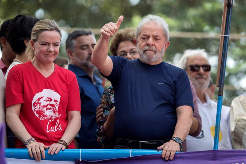 lula ao lado de gleisi