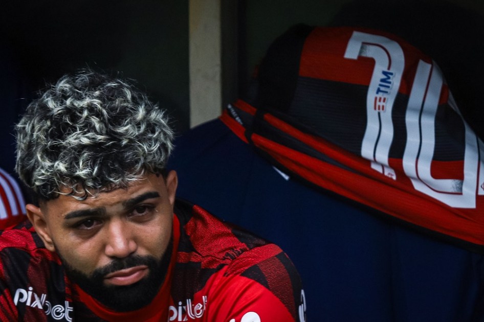 Gabriel Barbosa (Gabigol) chorando no banco de reservas com a camisa 10 ao fundo