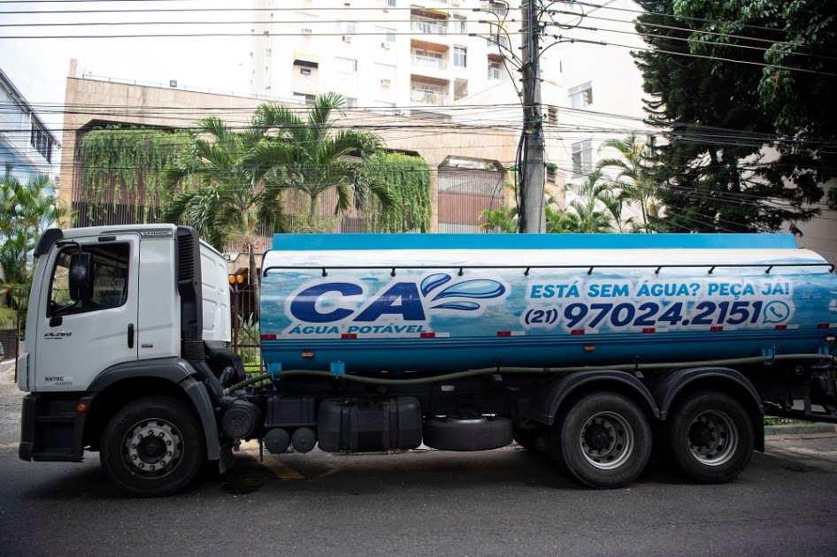 Condominios no bairro da Tijuca e Maracanã são obrigados a contratar caminhões pipa em meio a falta d'agua, Sedcon e Procon investigam preços abusivos pelo serviço no Rio de Janeiro