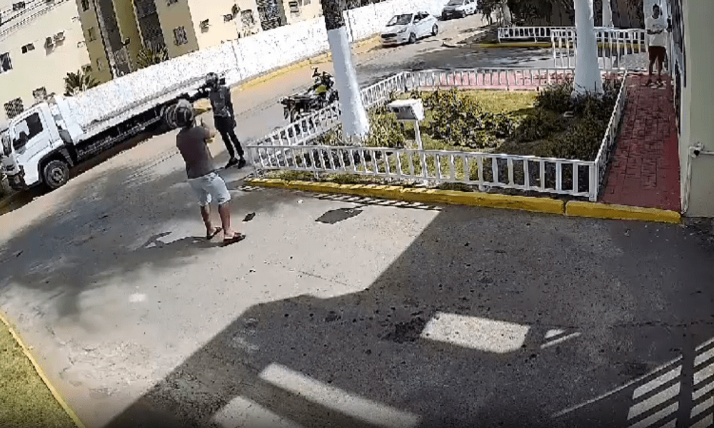 Policial militar aponta arma para mototaxista após discussão