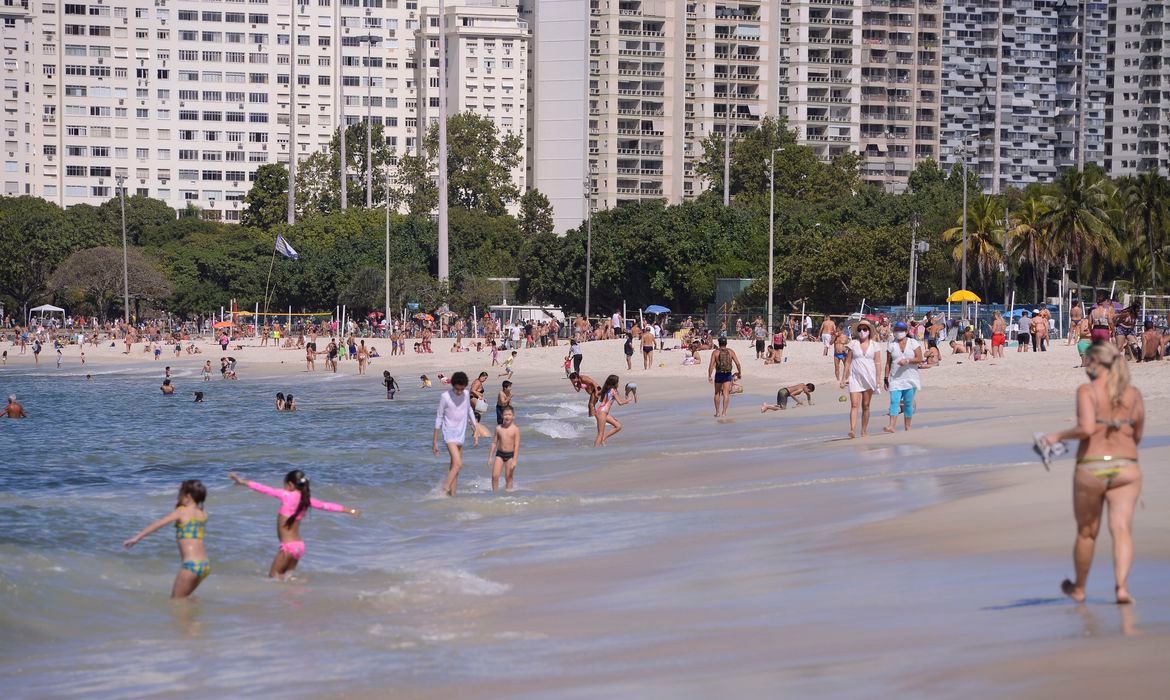 PEC das Praias tem votação adiada na CCJ do Senado após pedido de vista