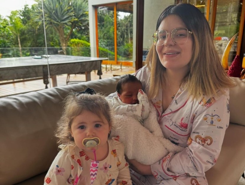 Viih Tube em casa com o filho Ravi, em seu colo, e a filha Lua