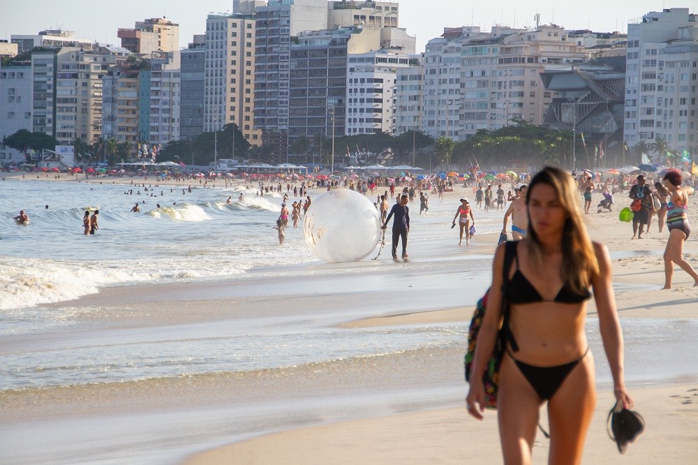 Praia de Copacabana enfrenta nova contaminação por esgoto após chuvas intensas