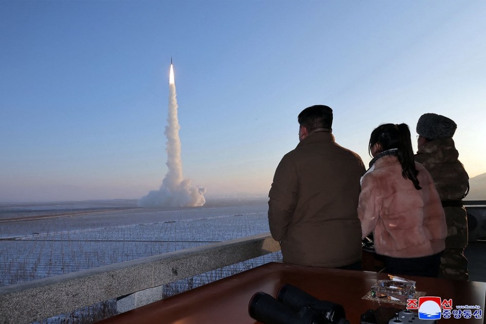 oto sem data divulgada pela Agência Central de Notícias Coreana (KCNA) oficial da Coreia do Norte em 19 de dezembro de 2023 mostra o líder norte-coreano Kim Jong Un (esq.) e sua filha assistindo ao lançamento de teste de um míssil balístico intercontinental (ICBM) Hwasongpho-18 em um localização não revelada na Coreia do Norte