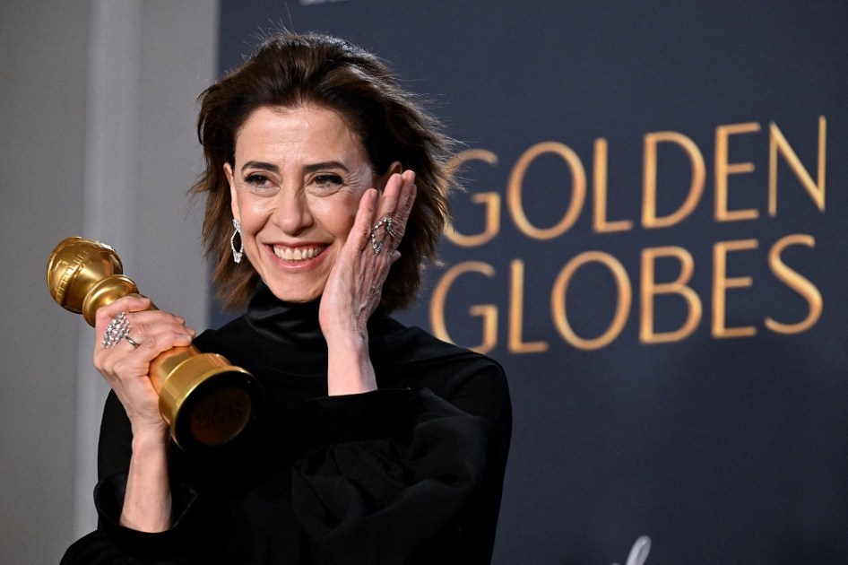 A atriz brasileira Fernanda Torres posa com o prêmio de Melhor Performance de uma Atriz em Filme – Drama por "Ainda Estou Aqui" na sala de imprensa durante a 82ª edição do Globo de Ouro, realizada no Beverly Hilton Hotel, em Beverly Hills, Califórnia, em 5 de janeiro de 2025.