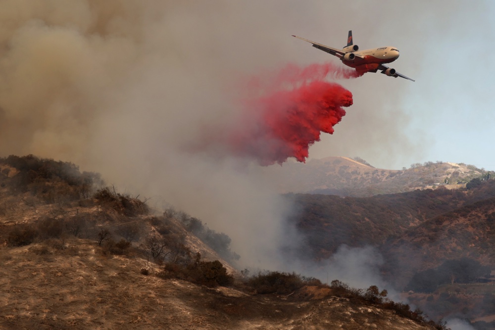 Mais de 1.000 bombeiros combatem incêndio florestal em Portugal