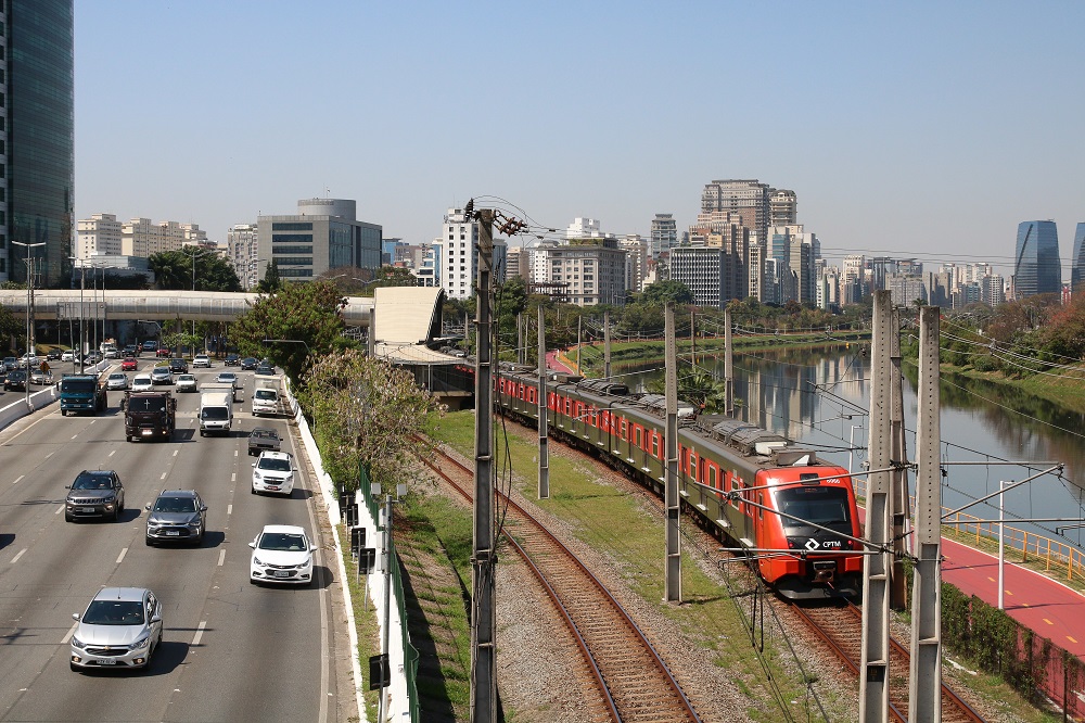 Motorista atropela pessoa em situação de rua em São Paulo, bate em moto e foge