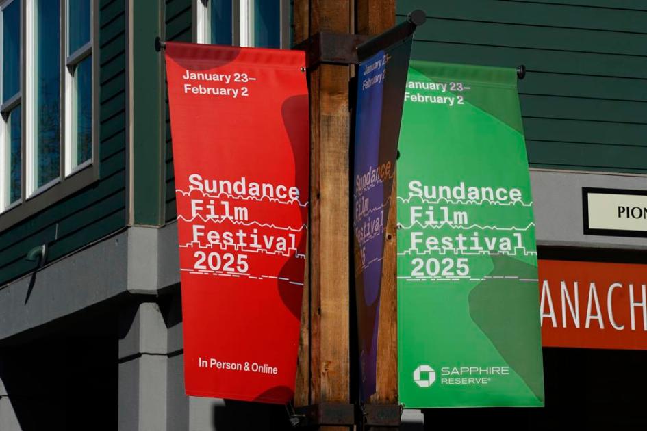 Faixas penduradas em postes de rua na Old Main Street um dia antes do início do Festival de Cinema de Sundance de 2025