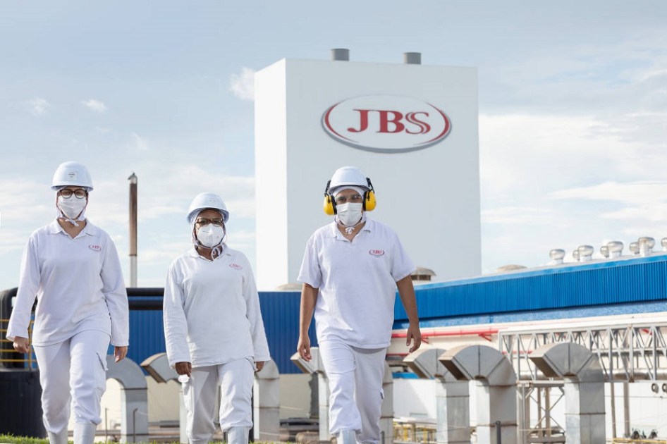 Funcinários na planta da JBS