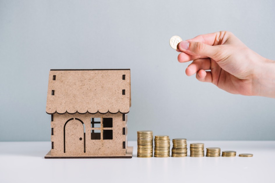 MOedas e maquete de casa