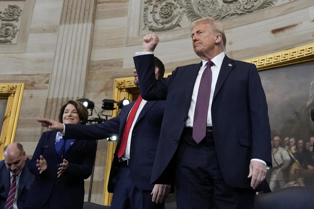 Donald Trump jura sobre bíblia de Abraham Lincoln e é empossado como 47º presidente dos EUA