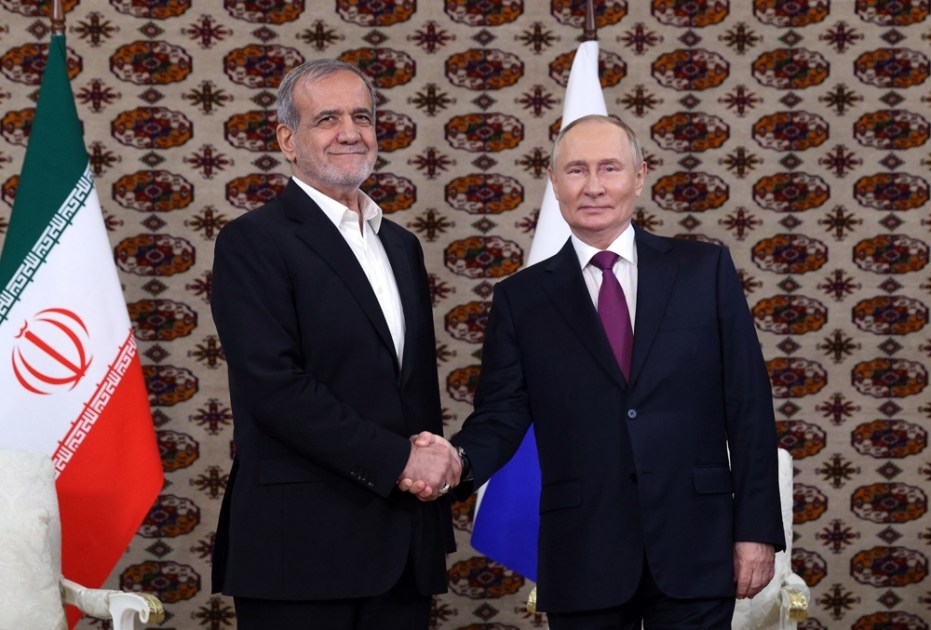 O presidente iraniano Masoud Pezeshkian e o presidente russo Vladimir Putin no fórum internacional 'Inter-relação de eras e civilizações: base para a paz e o desenvolvimento'